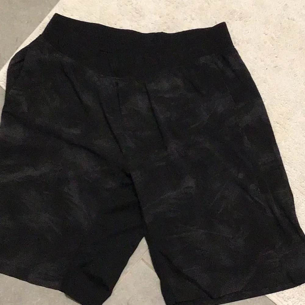 Like New Lululemon T.H.E. Shorts - Picture 1 of 2